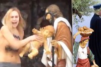 Nahá demonstrantka ukradla ve Vatikánu Ježíška: Na těle měla, že je Bůh žena!
