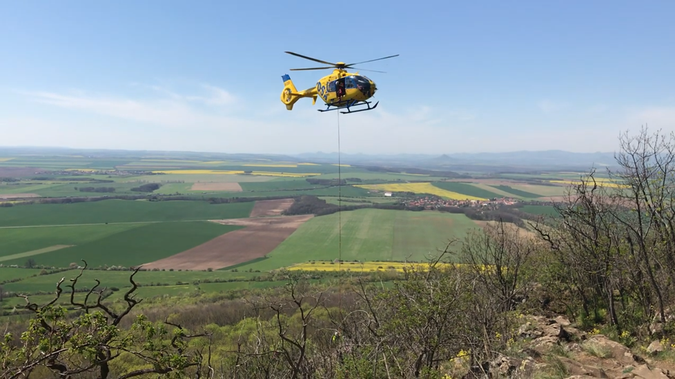 Vrtulník vyzvedl na hoře Říp zraněnou ženu.