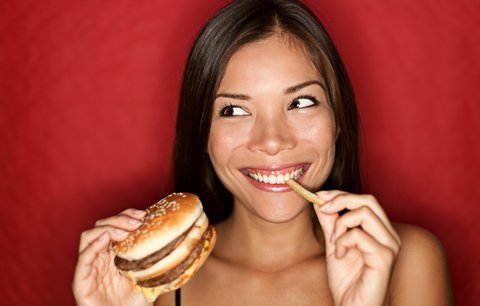 Hříšné dny při dietě? Povoleno! Dejte si pizzu nebo čokoládu