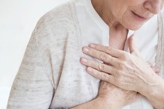 Jak poznat infarkt od jiných bolestí na hrudi? Jaké jsou jeho skutečné příznaky?