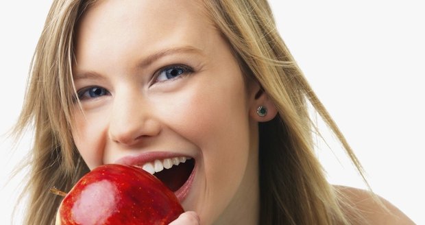 Jablka obsahují velké množství draslíku, který je nezbytný pro udržení optimální hladiny vody v těle, správný přenos v nervovém systému a zásobování mozku kyslíkem.