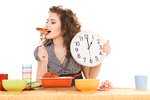 Frekvence stravování nemá vliv na rychlost našeho metabolismu. Nevadí tedy, pokud jíme jen třikrát denně.