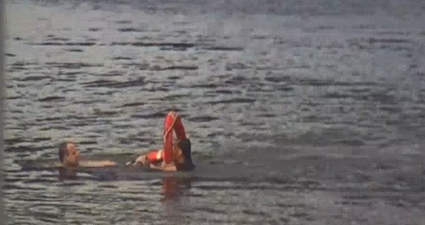 Pro ženu do Vltavy skočili policisté. Nyní vyšetřují, zda do vody skočila úmyslně, nebo spadla náhodou.