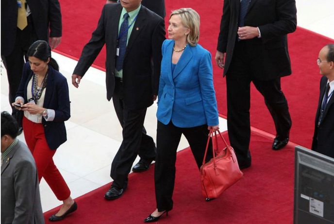 Hillary Clinton a její růžová kabelka