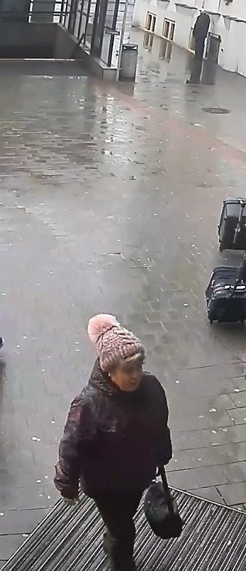 Policisté pátrají po ženě, která si z obchodu odnesla cizí notebook.