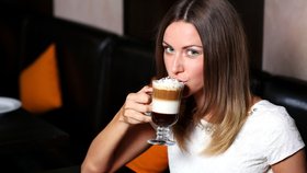 Kávu byste mohli z fleku vyměnit za odpolední svačinu. Má totiž stejně kilojoulů.