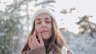 UV záření nerozlišuje roční období. Používejte SPF i v zimě a předejděte fotostárnutí UV záření nerozlišuje roční období. Používejte SPF i v zimě a předejděte fotostárnutí