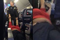 Žena si lehla na zem a odmítla opustit letadlo. Policisté ji vyvlekli uličkou