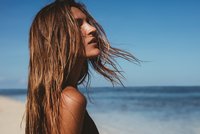 Jak ochránit vlasy před poškozením od sluníčka? Jděte na to s pomocí pěti zásad