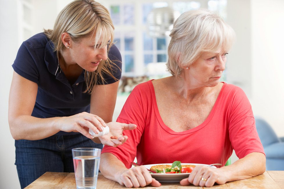 Prvotní příznaky Alzheimerovi choroby se mohou zdát jako pouhý vzdor starších lidí.