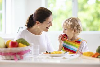 Pozor na tyto potraviny: Nejčastěji mohou za to, že se děti dusí!