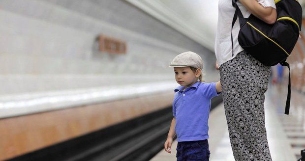 Žena chtěla v pražském metru unést čtyřleté dítě! Násilím ho rvala od matky