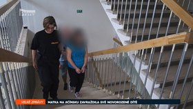 Mladá žena na cestě k soudu s policejní eskortou