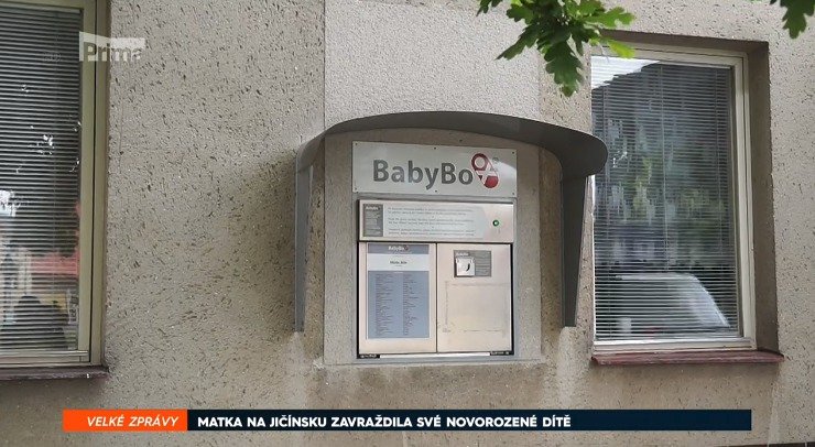 Pár minut jízdy od vesnice, kde žena bydlela, je přitom babybox. Nachází se u nemocnice v Jičíně