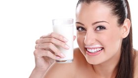 Vše, co byste měli vědět o mléce: Nezahleňuje a čerstvé není zdravější než trvanlivé
