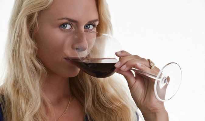 Modroocí lidé mají větší sklony k alkoholismu