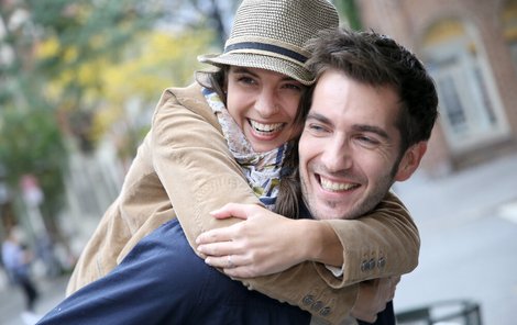 Manželé většinou bývají šťastní. Ale stává se, že manželky jsou ještě šťastnější.
