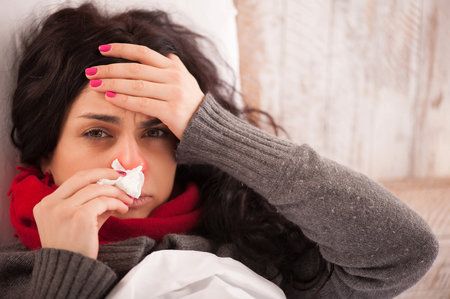 Chřipka se projevuje teplotou i bolestí hlavy.