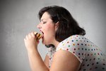 Riziko rakoviny sníží to, když člověk zhubne, omezí živočišné tuky a uzeniny, a naopak začne jíst více vlákniny.
