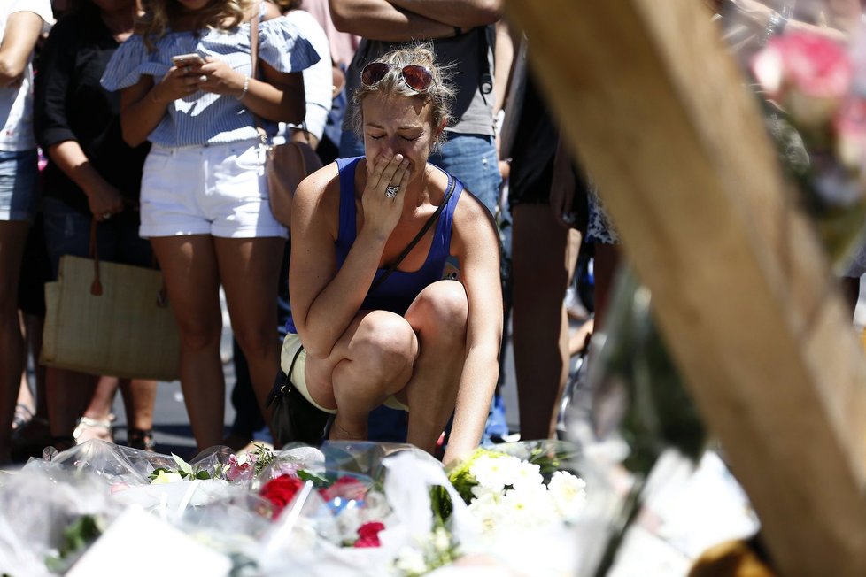 Truchlící žena na místě útoku v Nice