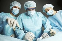 Lékaři poškodili ženě při operaci hrtan: „Případ je promlčený,“ tvrdily jí soudy!