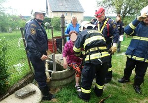 Žena spadla do studny. Vytáhnout ji museli hasiči.