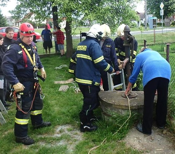 Žena spadla do studny. Vytáhnout ji museli hasiči.