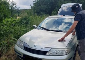 Vozidlo, se kterým cizinci ujeli poté, co sebrali ženě v Plzni peníze.