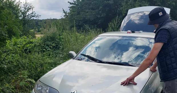 Vozidlo, se kterým cizinci ujeli poté, co sebrali ženě v Plzni peníze.