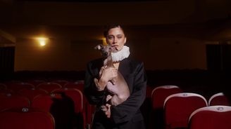 Život jako nekonečná show: Co se skutečně skrývá pod maskou histrionské poruchy Život jako nekonečná show: Co se skutečně skrývá pod maskou histrionské poruchy
