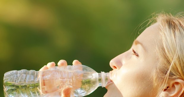 Pokud budete tělo dostatečně zásobovat vodou, jedovaté látky se budou z těla vylučovat snáze.