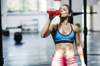 Jak pít při sportu? Kdy stačí voda kdy jsou potřeba iontové nápoje?