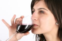 Pijte červené víno, pomáhá proti osteoporóze