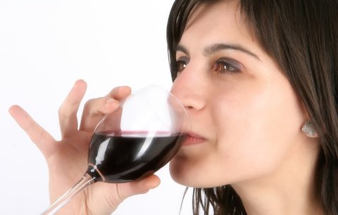 Pijte červené víno, pomáhá proti osteoporóze