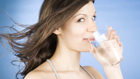 Pití vody vám může pomoct zhubnout
