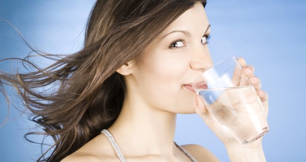 K dehydrataci může vést mnohem více aspektů, než je jen nedostatečný pitný režim.