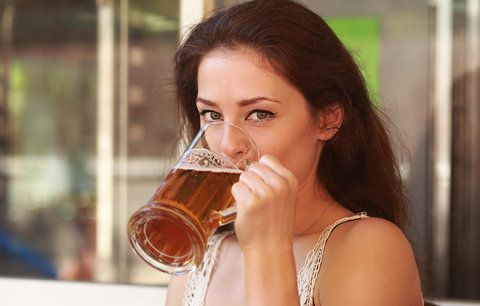 Dejte si pivo a klíšťata na vás nepůjdou: Skutečně pomáhá vitamin B?