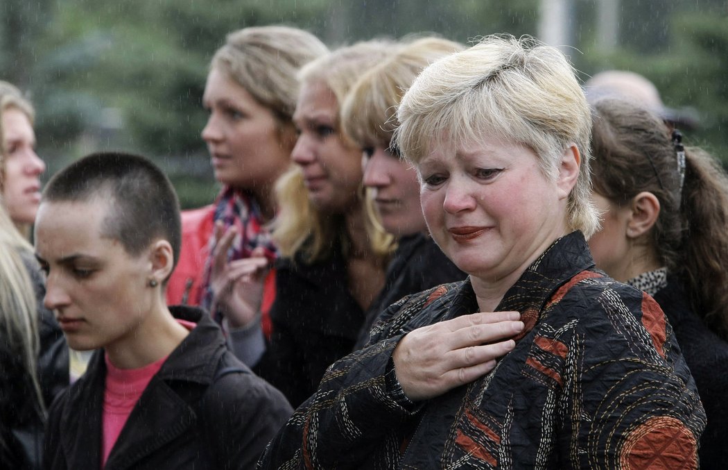 Příbuzní a fanoušci v Jaroslavli se zahalili do smuteční černé a truchlí