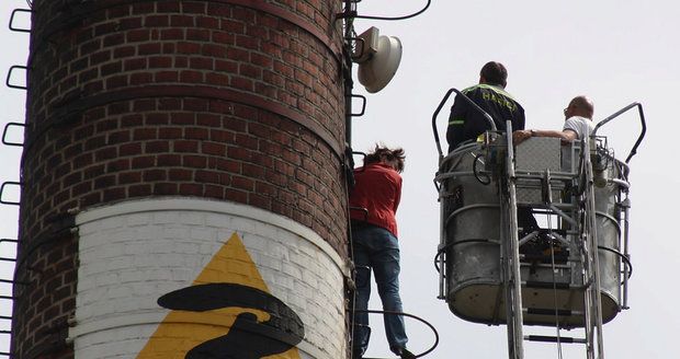 Žena zamýšlela skočit z výšky 50 metrů.