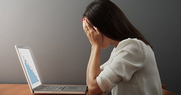 Žena podle návodu v e-mailu propojila mobil s počítačem: Přišla o statisíce