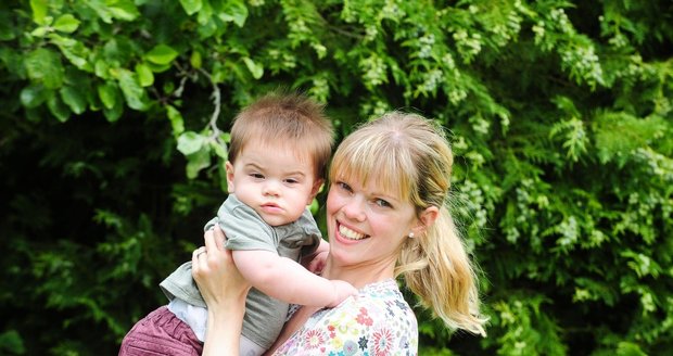 Kate Weaverová dostala mozkovou mrtvici týden před porodem. Naštěstí to přežil její syn i ona, ačkoliv následná léčba byla velmi náročná.