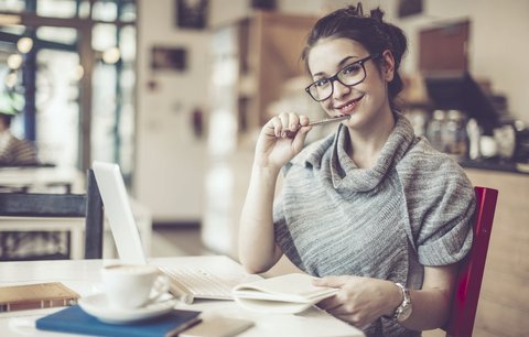 Prokrastinujete a na všechno zapomínáte? Může za to váš mobil a cukr