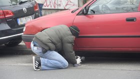 Ženu v Praze vyděsila blikající krabička pod jejím autem.