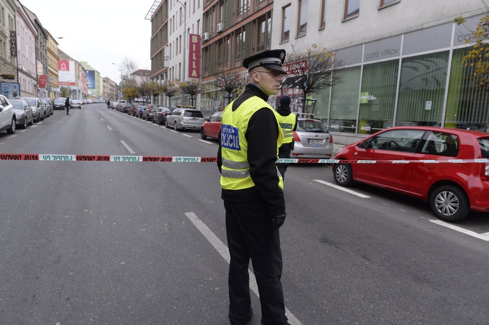 Nález krabičky pod autem v Praze: Policie uzavřela několika ulic na Žižkově