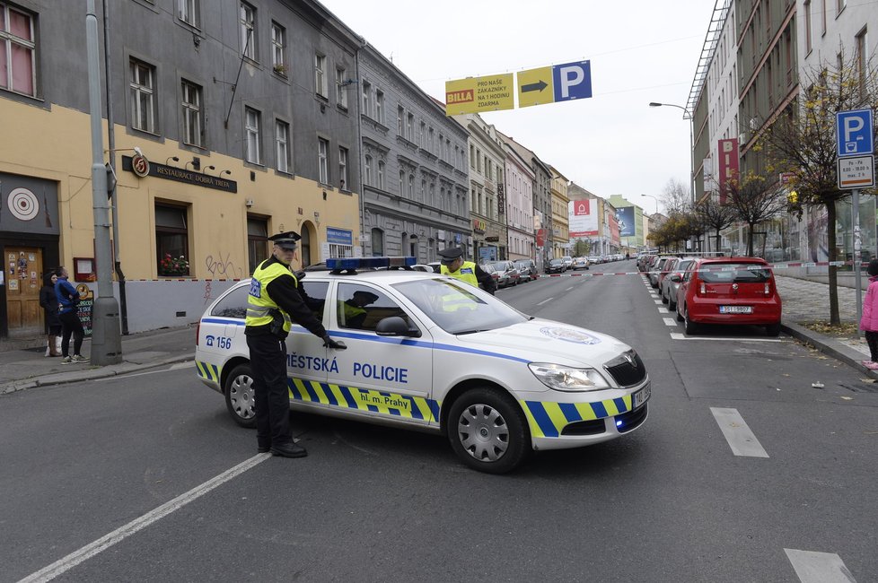 Nález krabičky pod autem v Praze: Policie uzavřela několika ulic na Žižkově
