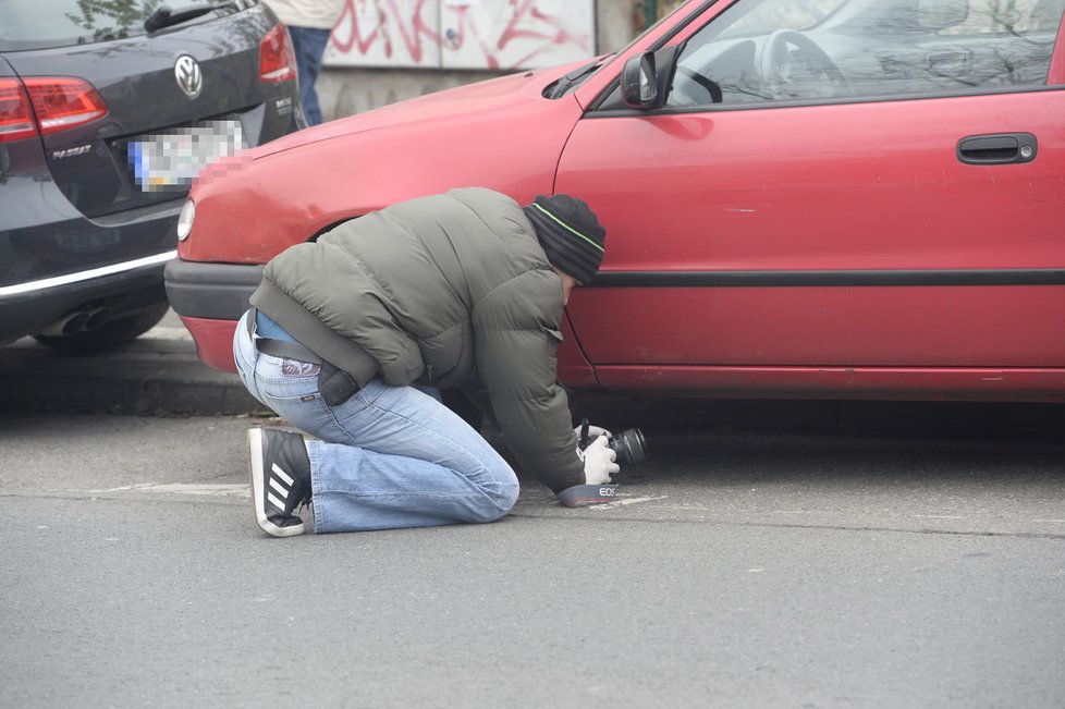 Ženu v Praze vyděsila blikající krabička pod jejím autem: Šlo patrně o sledovací zařízení!