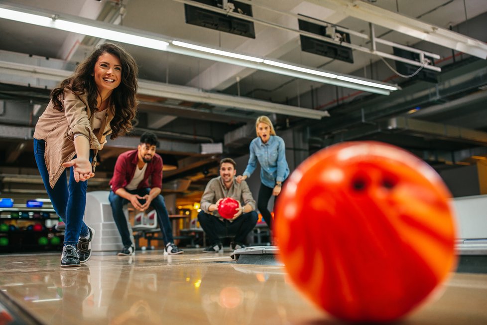 Zahrajte si s partou přátel bowling a za hodinu spálíte až 390 kcal.