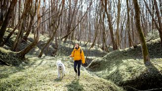Sama v lese? To zvládnete! Jasmína Houdek z Moderní sebeobrany radí, na co si dát pozor Sama v lese? To zvládnete! Jasmína Houdek z Moderní sebeobrany radí, na co si dát pozor