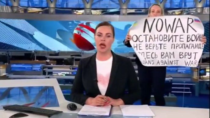 Žena protestovala ve vysílání ruské televize Moskva.