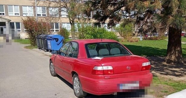 Žena bez řidičáku vezla v Plzni autem děti k zápisu do školy, zastavila v zákazu vjezdu.